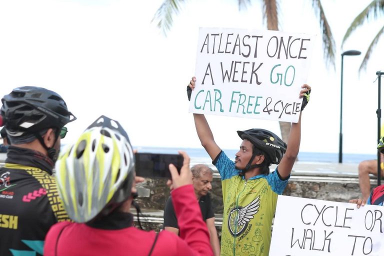 Wizualizacja procesu analizy danych i strategii w grach online, symbolizująca planowanie i kalkulację.